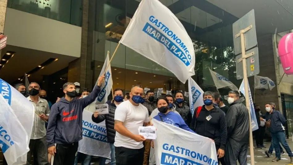 Protesta de UTHGRA Mar del Plata por despidos en un hotel sindical