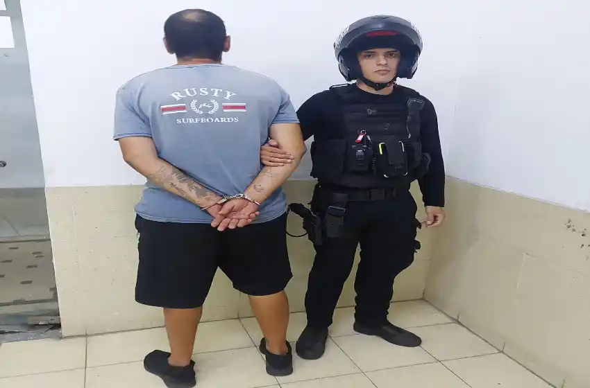 Detuvieron a un hombre que robó y provocó destrozos en un local de comidas en Ayacucho al 1500