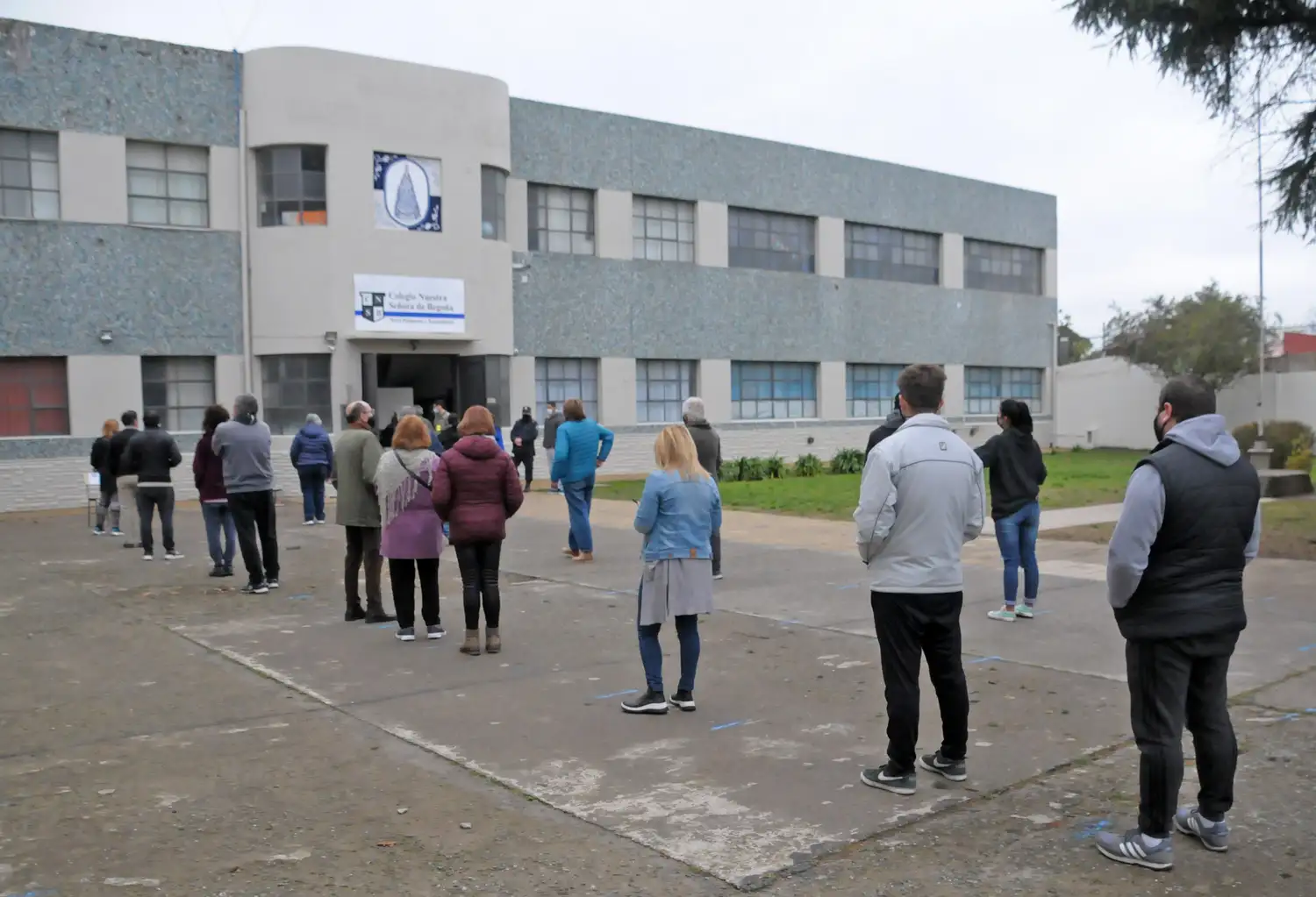 Las imágenes de una jornada histórica de votación: demoras, protocolos y la búsqueda por llegar a noviembre