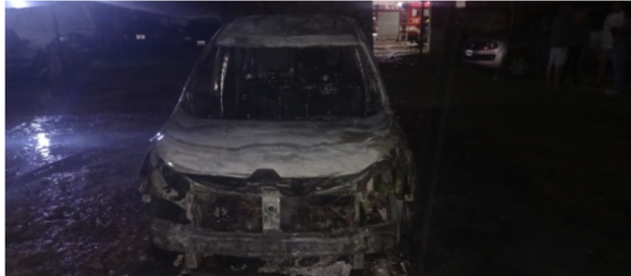 Investigan el incendio de una camioneta