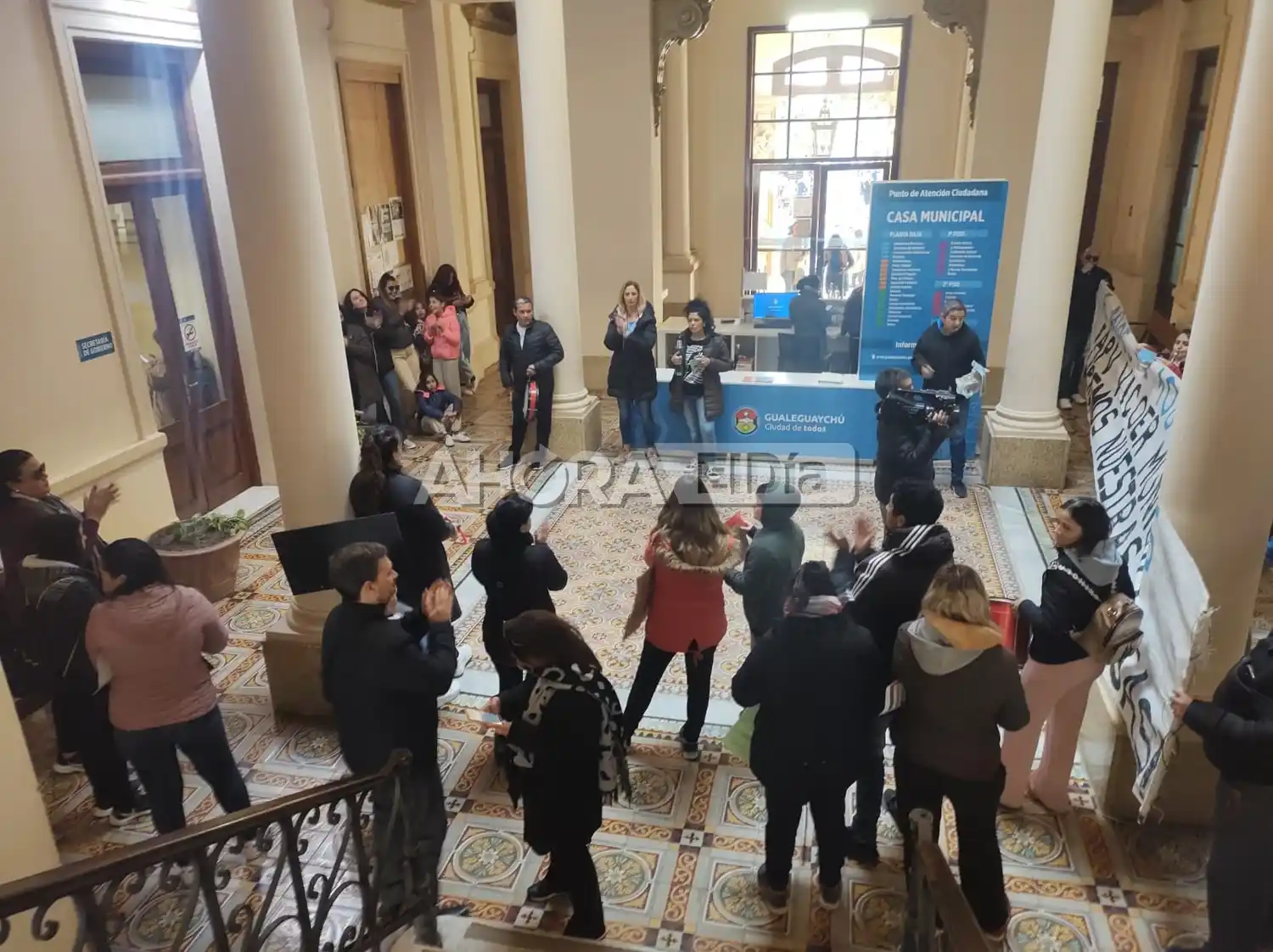 El momento en el que vecinos se metieron adentro del Municipio para exigir que los atiendan
