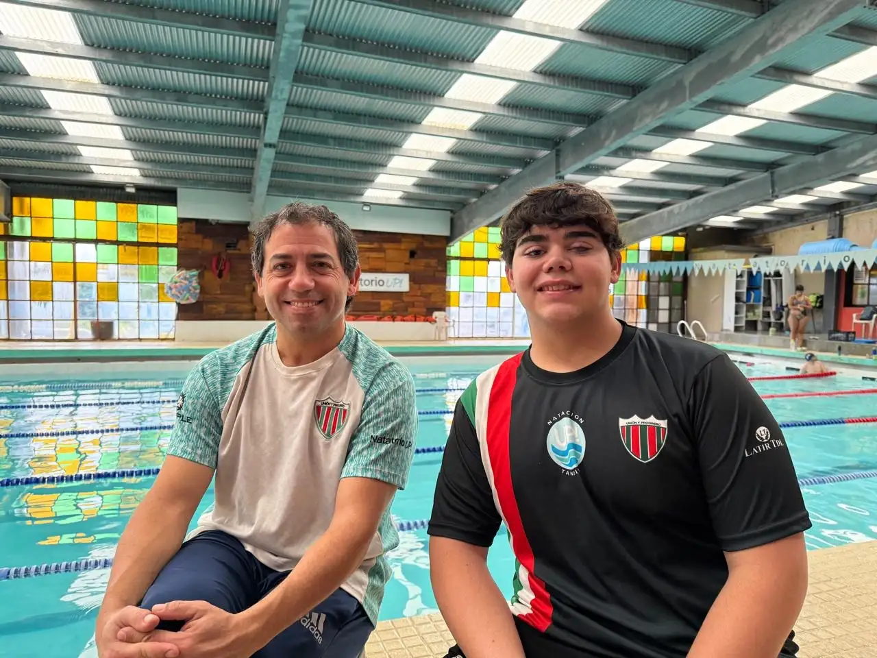 El nadador Francisco Moreno junto al entrenador Marcelo Honorato.