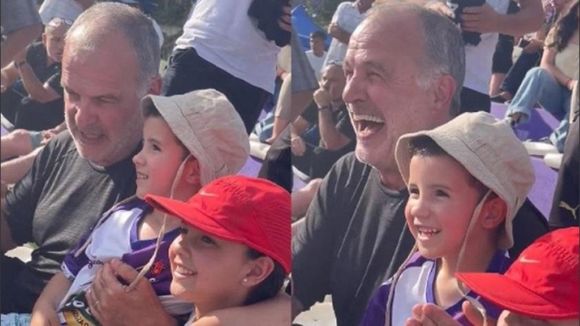 El tierno momento de Marcelo Bielsa con un nene uruguayo: «¿Vos te querés hacer de Newell’s?»