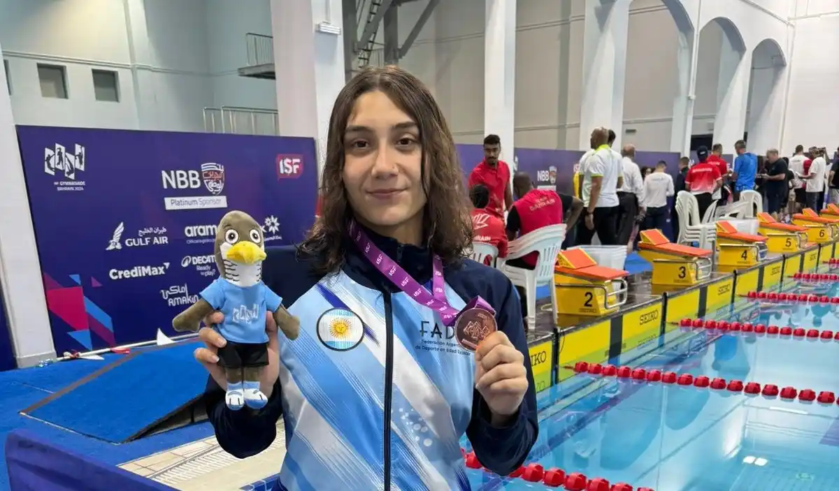Guadalupe Angiolini, con su medalla de bronce y souvenir de la Gimnasiada de Bahréin
