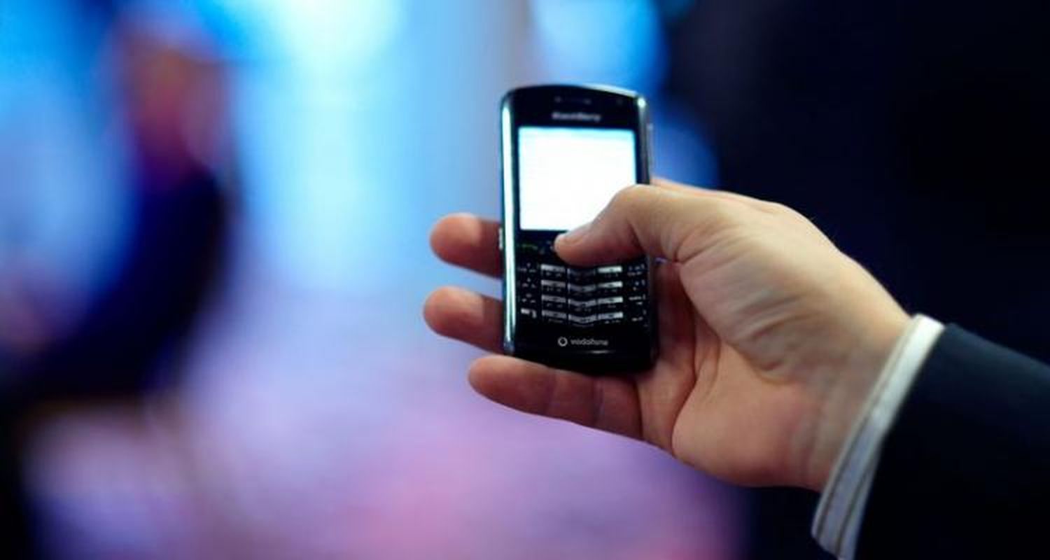 Por qué no termina el festival de celulares en la Municipalidad