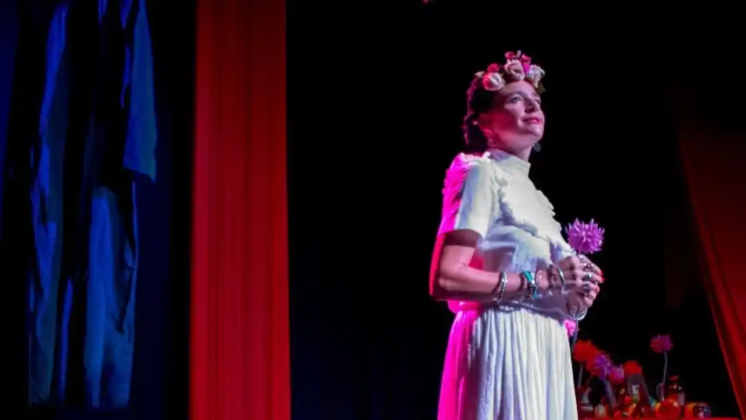 Laura Azcurra en la piel de Frida Kahlo