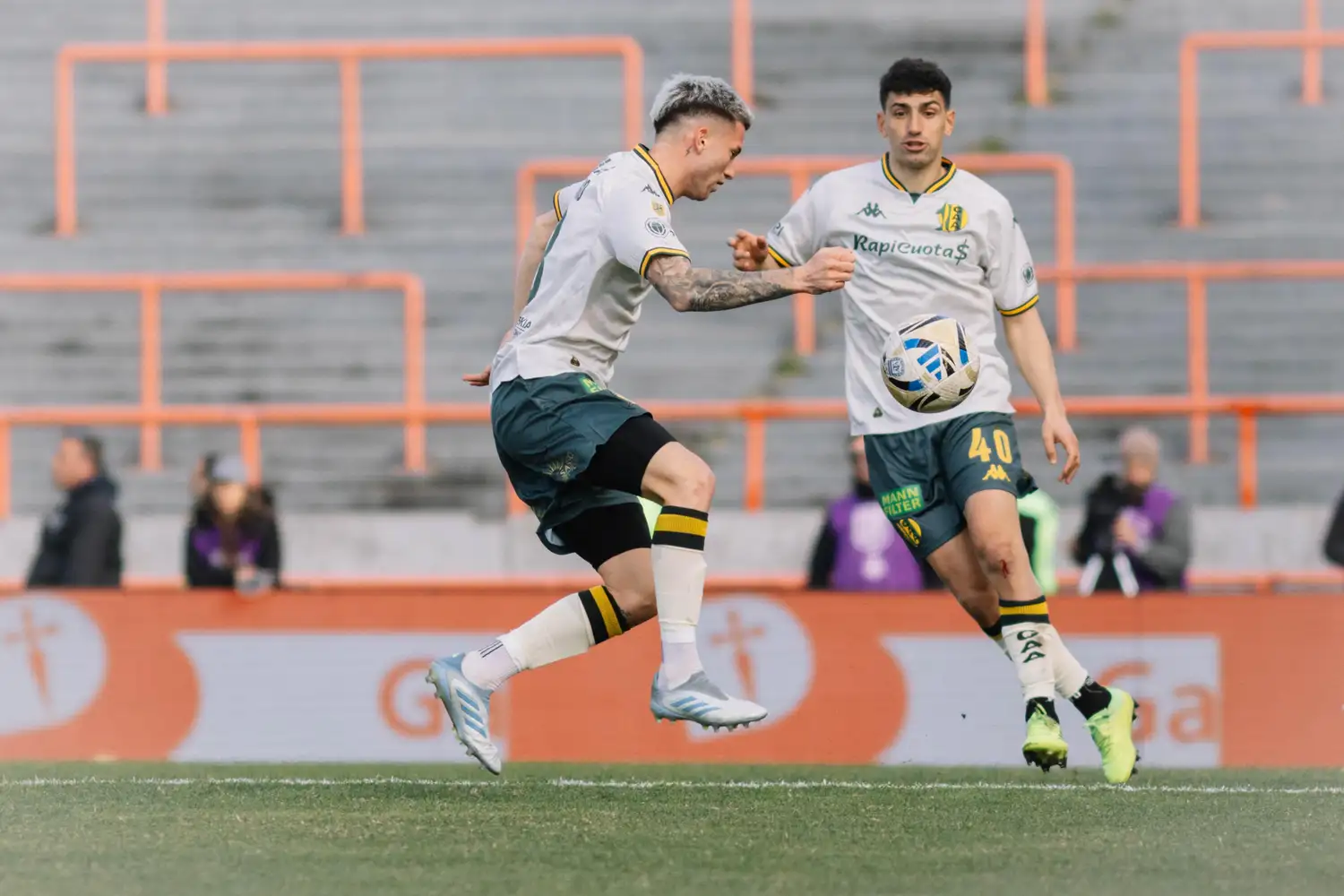 Tiago Serrago y Justo Giani en acción