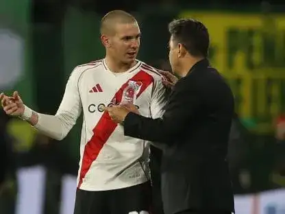 Mastantuono recibiendo indicaciones de Gallardo.