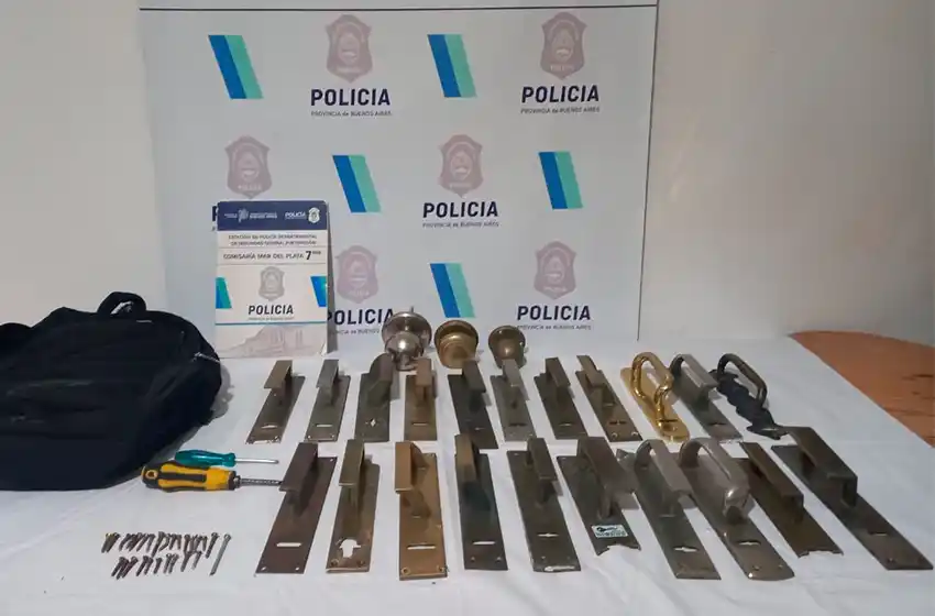 Caen con 25 picaportes y dos destornilladores: la pareja fue advertida por el COM