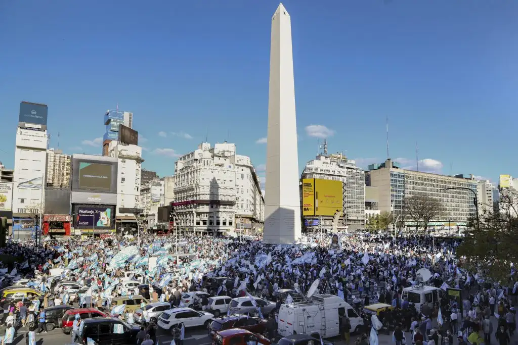 Multitudinarias marchas contra el Gobierno en el Obelisco y distintos puntos del país