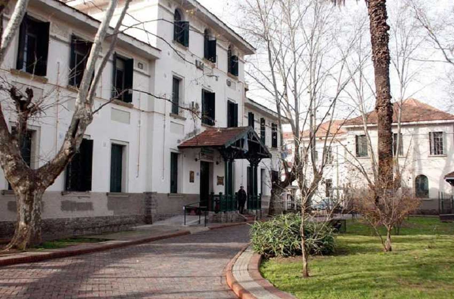 Buscan a un interno del Agudo Ávila que se escapó arrojándose de una ventana del primer piso