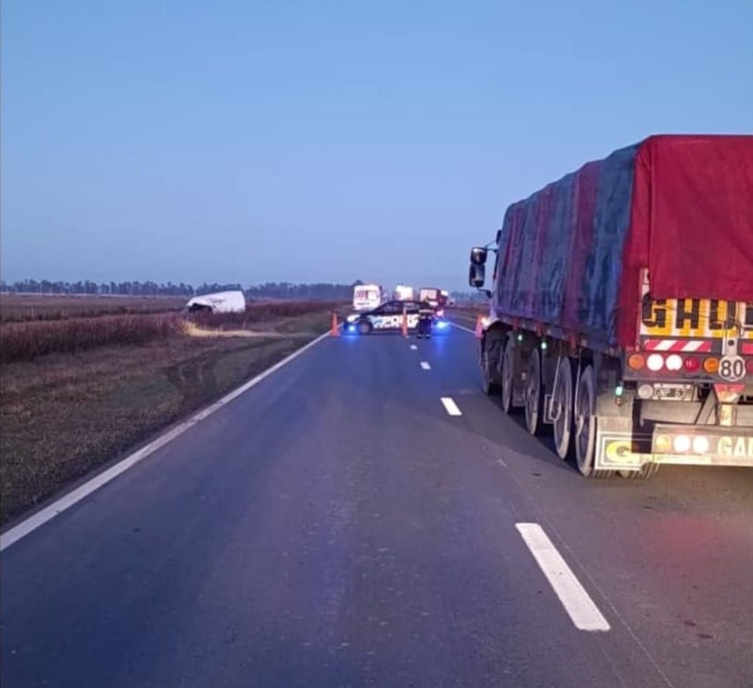 La ruta se encuentra completamente cortada.