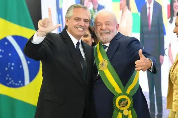 Alberto Fernández saludó a Lula en la presentación como presidente