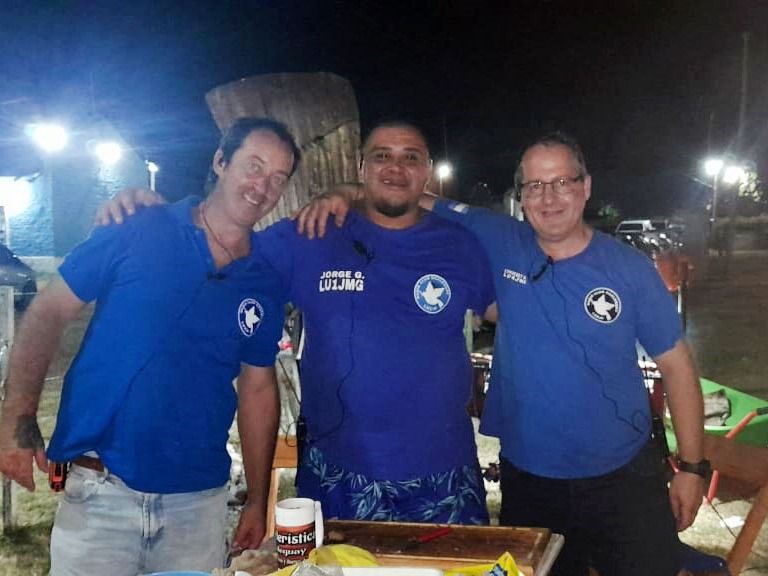 Martín Curuchet (derecha) junto a otros dos integrantes del Radio Club.