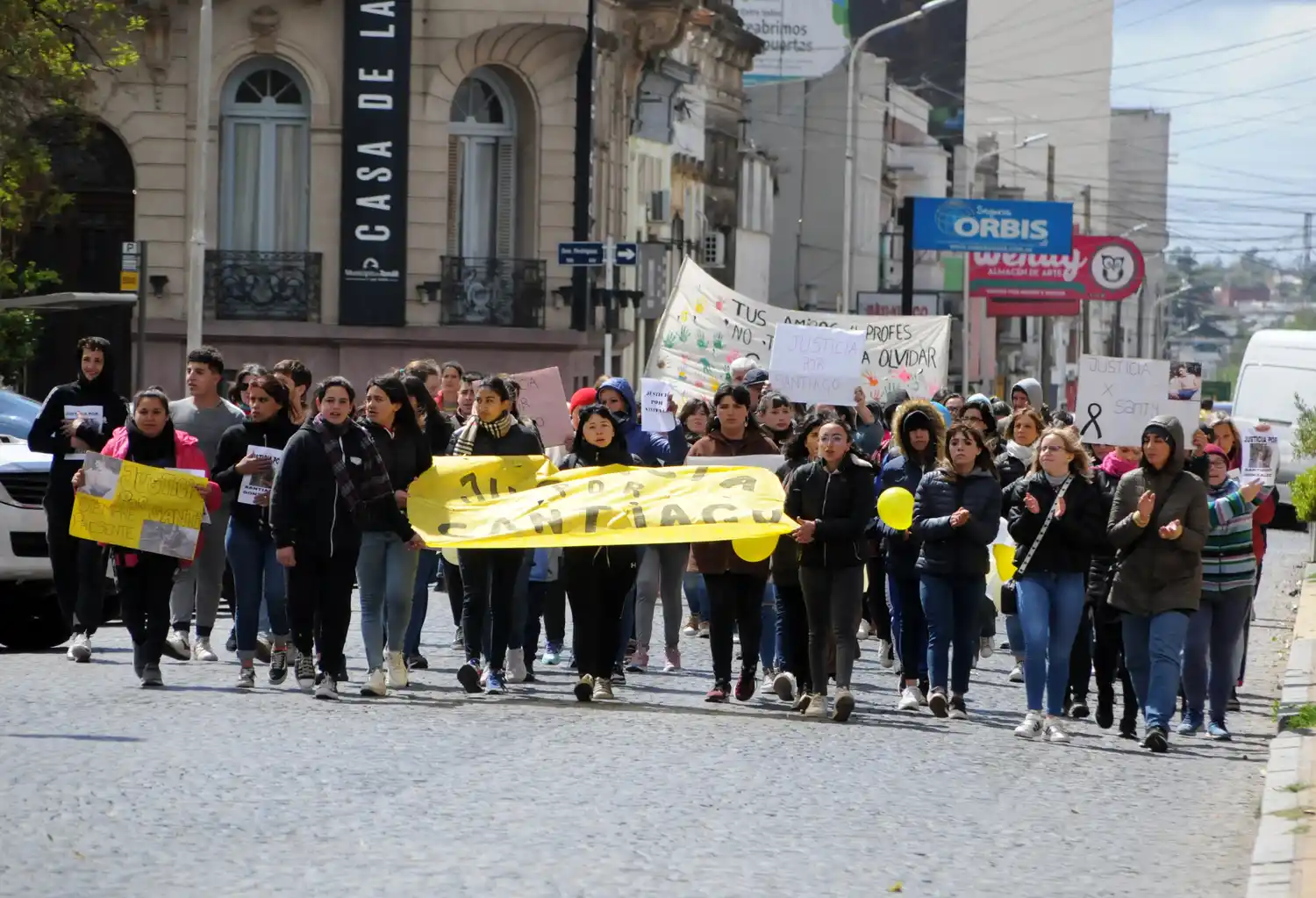 “Tus amigos y profes no te vamos a olvidar Santi”