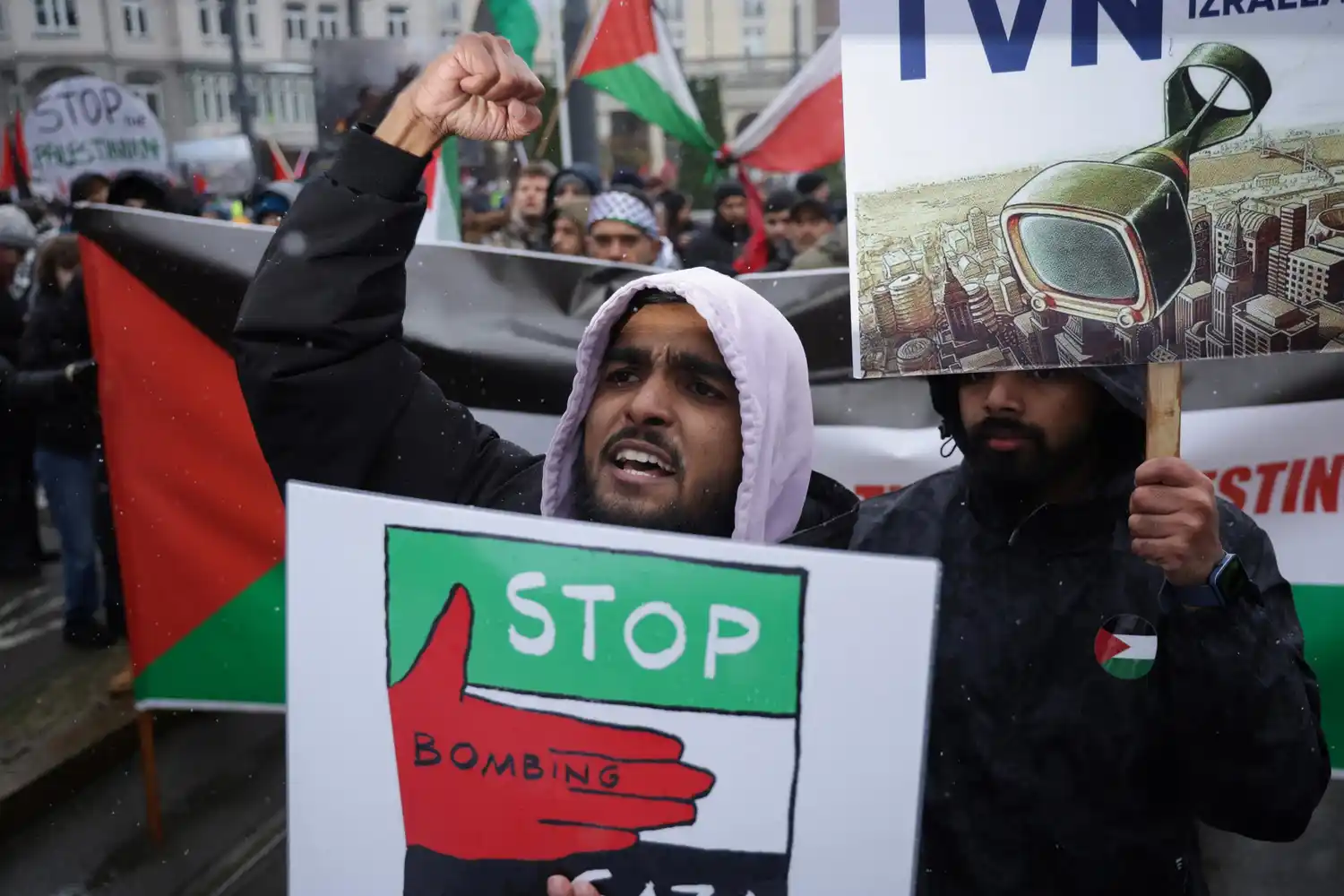 Un manifestante levanta el puño durante una protesta en solidaridad con los palestinos en Gaza.