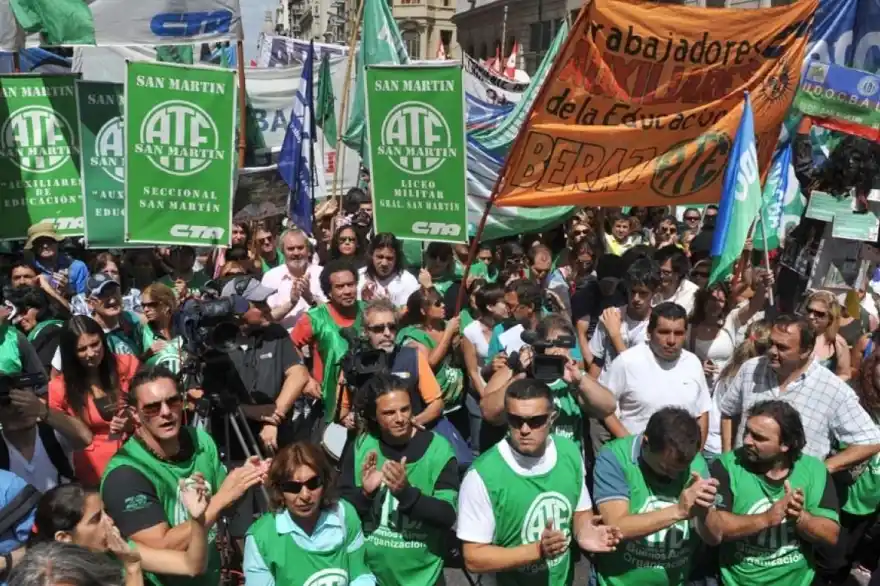 Docentes y estatales bonaerenses instalan carpa frente a la Gobernación