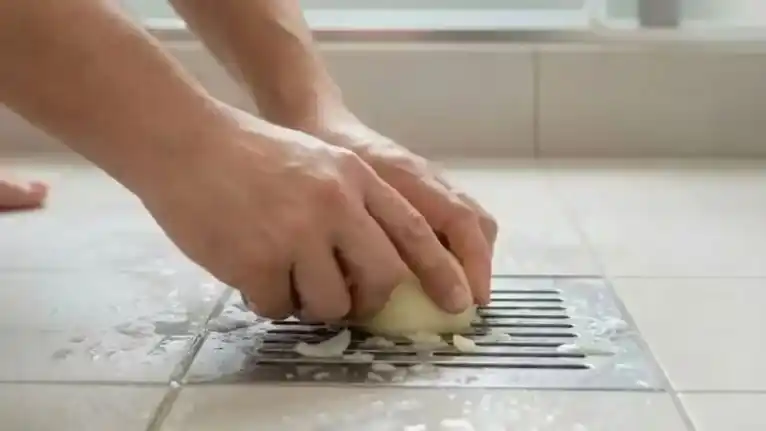 frotar media cebolla en las hornallas