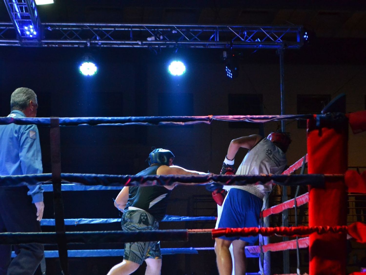 Se realiza una velada amateur de boxeo en Gobernador Castro.