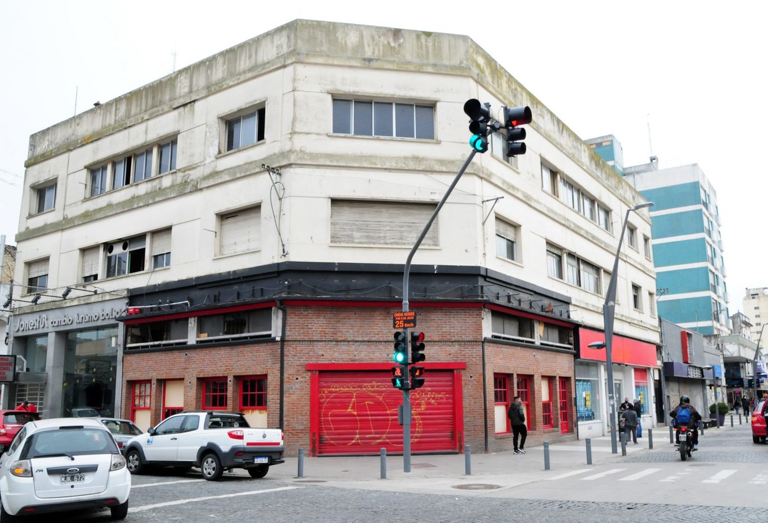 Se inicia la obra que jerarquizará la esquina de San Martín y la vereda par de 9 de Julio al 600