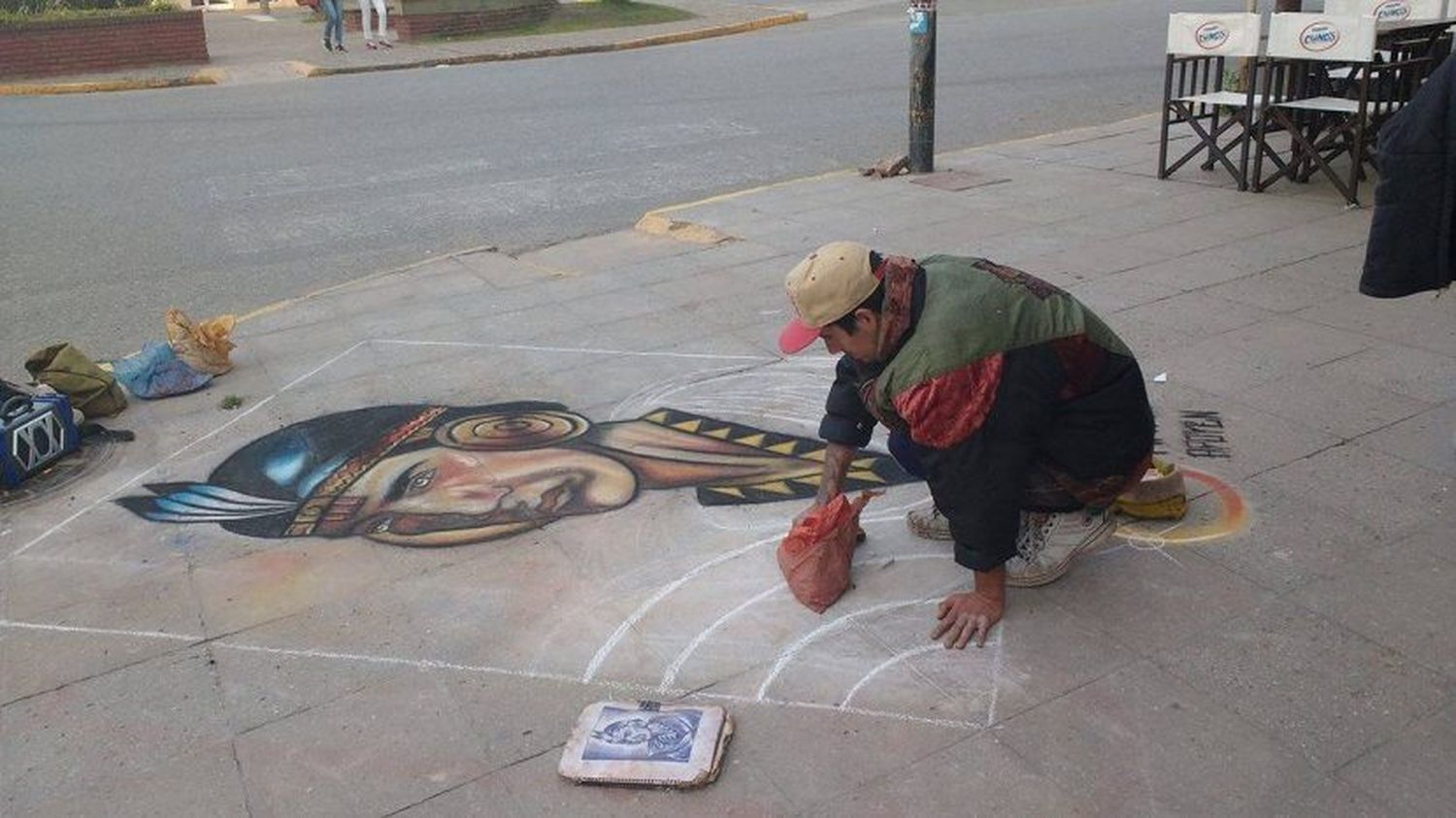 Arte con raíces colombianas en las veredas del centro