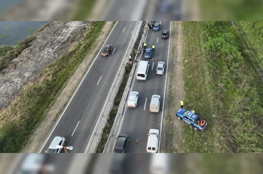Bomberos Zapadores llegaron al lugar y procedieron a retirar el vehículo siniestrado para asegurar la zona.