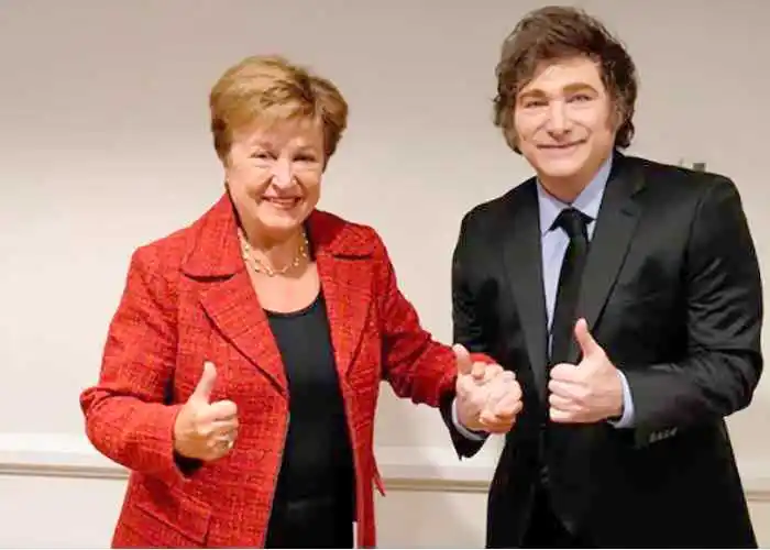 El ministro Caputo regresa a Buenos Aires 
para negociar el cierre del acuerdo con el FMI