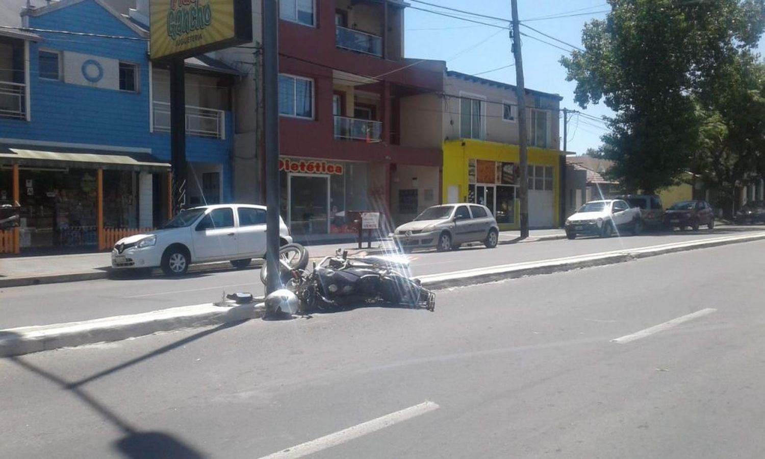 Un motociclista herido tras chocar con dos camionetas en Avellaneda al 1400 