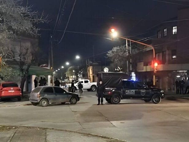 El hombre, que tenía restricción perimetral, quiso acercarse a su ex, la nueva pareja se lo impidió y éste le pegó al menos tres tiros.