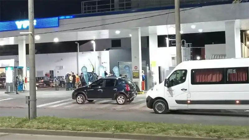 Balearon una estación de servicios, donde alumnos esperaban para viajar a Córdoba