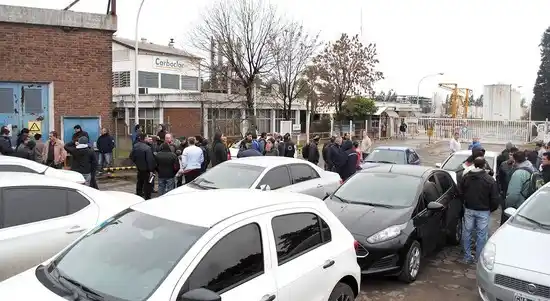 Protesta de trabajadores en la planta Carboclor de Campana: Denuncian 150 despidos