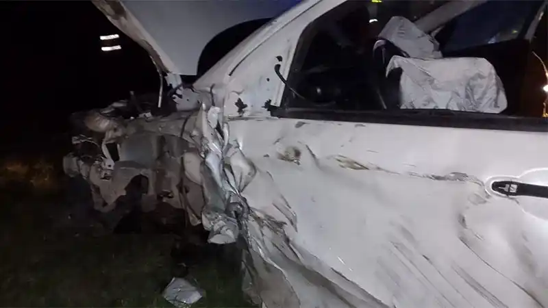 Un auto impactó contra un camión en la ruta 12: tres personas fueron hospitalizadas