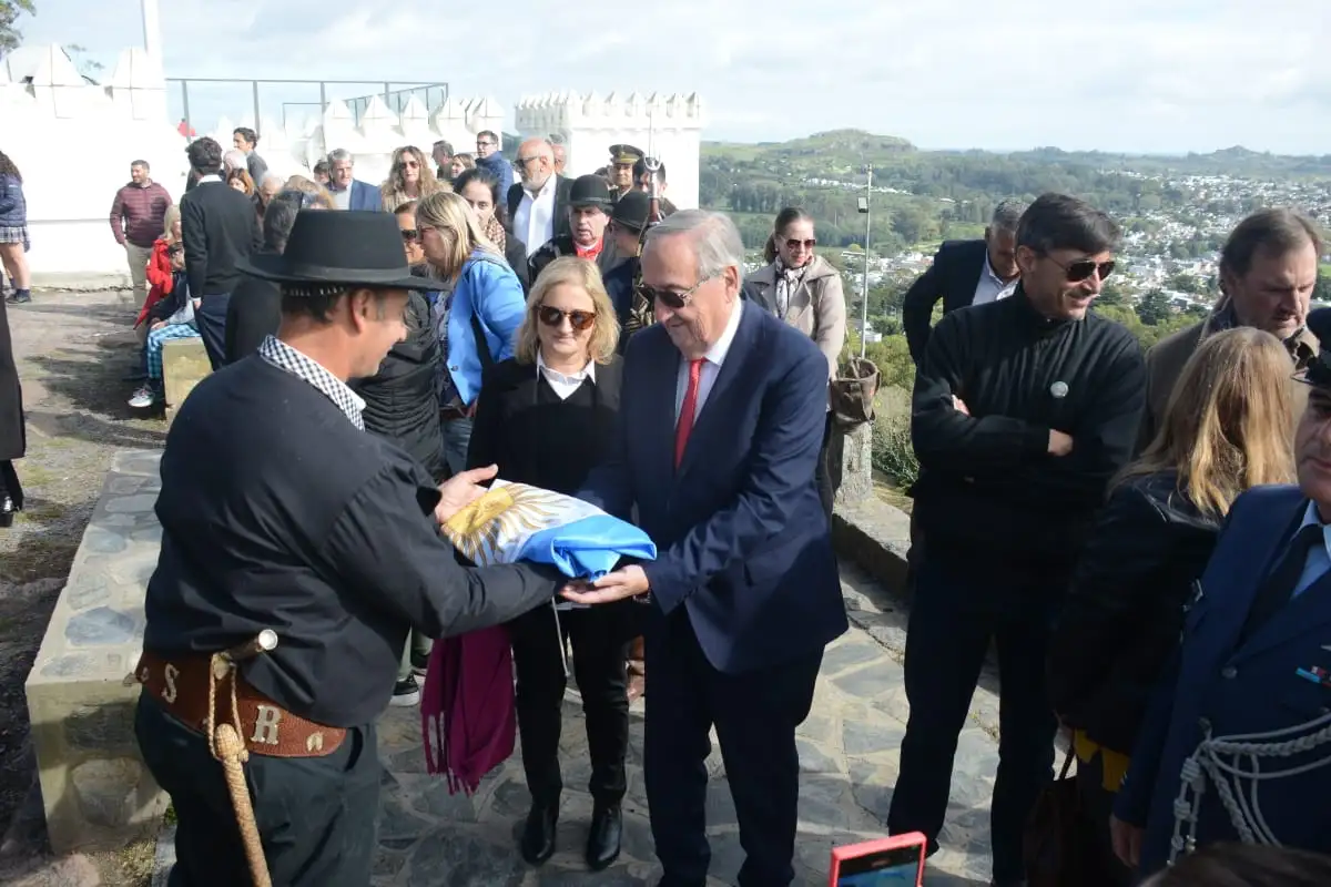 Los Criollos de Tandil hacen entrega de la bandera al Intendente Miguel Lunghi.