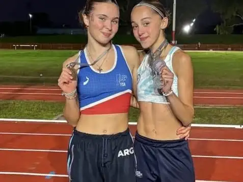 Camila Vilanova (a la izquierda), luciendo su medalla. Foto: MVT