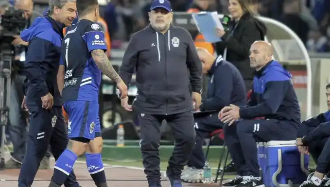 Con polémica mediante, el Gimnasia de Maradona volvió a perder