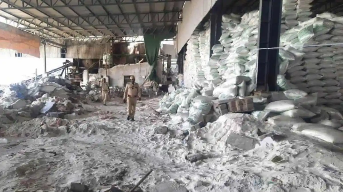 ¡TRAGEDIA  EN INDIA! Colapso de un muro en fábrica de sal deja 12 muertos y 13 heridos