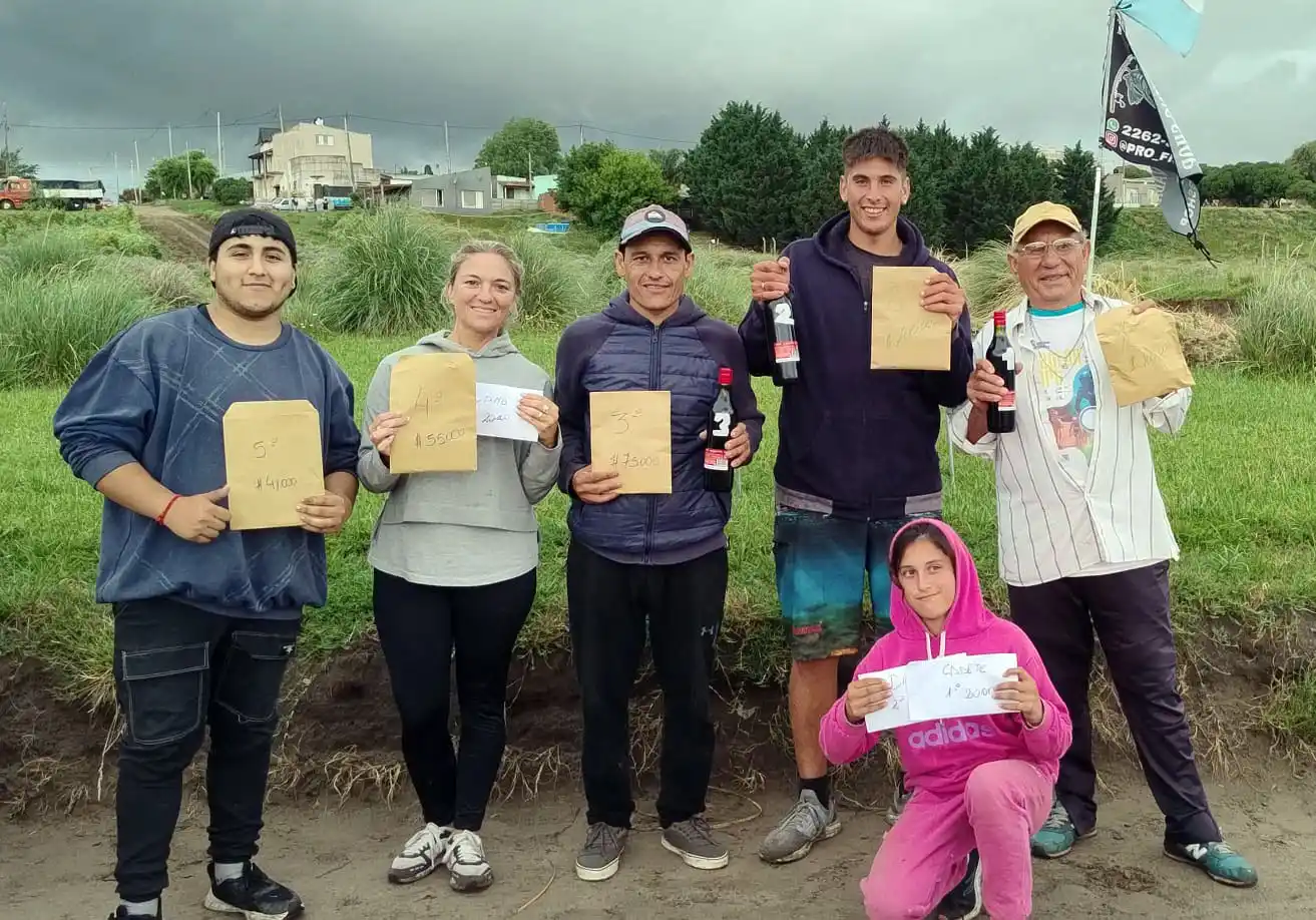 Los participantes que ganaron un premio en la competencia. Posan con sus sobres en efectivo.