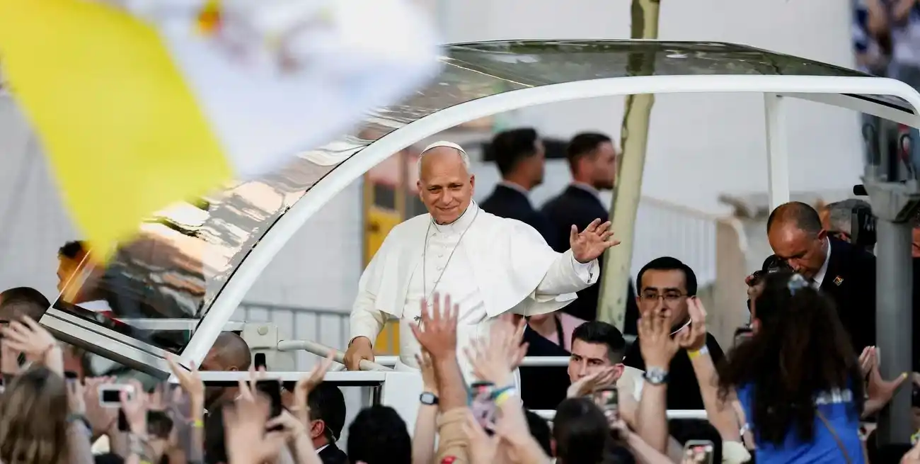 El papa León XIV saluda a los fieles desde el papamóvil antes de una vigilia de oración en la Plaza de Lima. REUTERS/Mohammed Salem