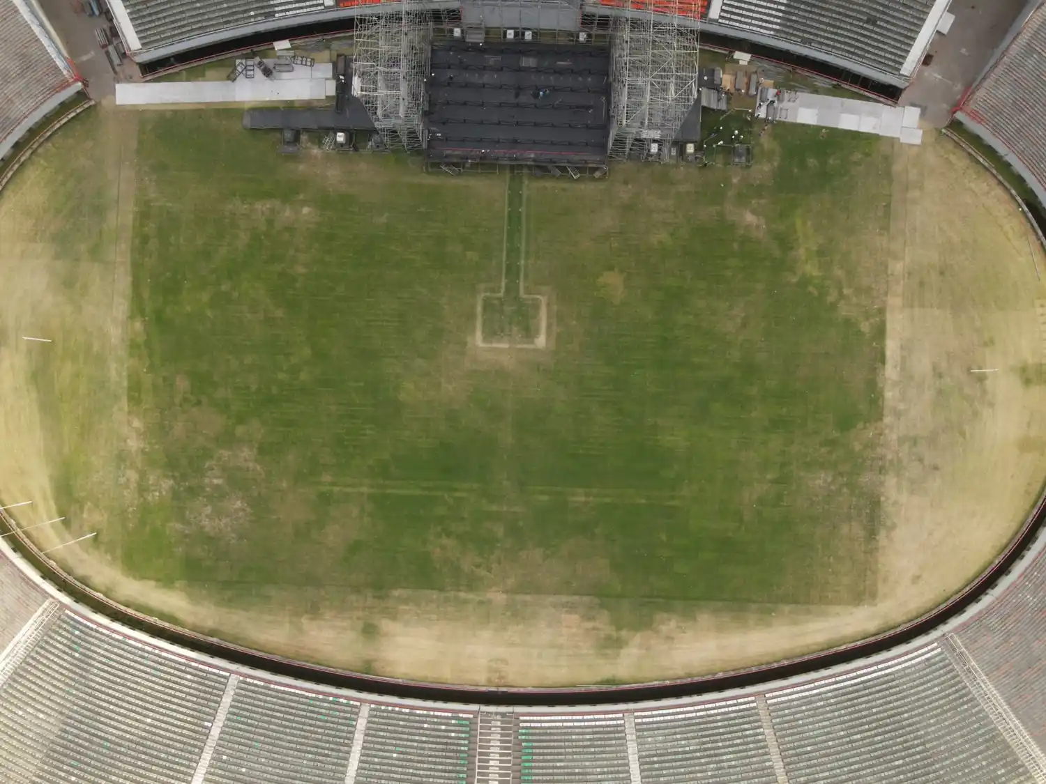 Así quedó la cancha tras el recital de Emilia Mernes