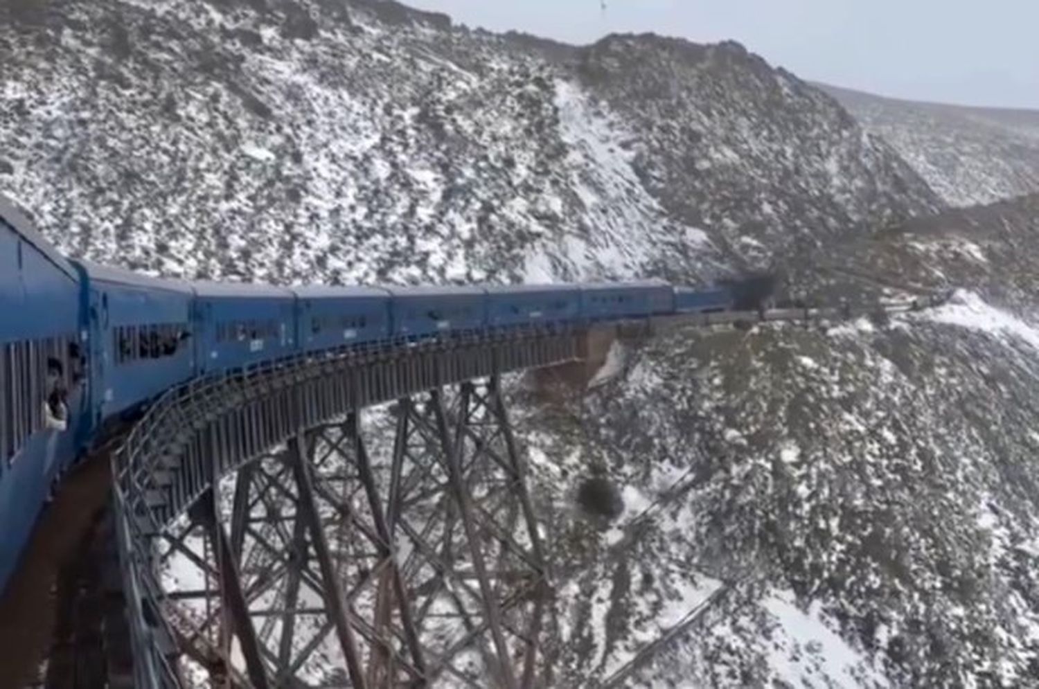 El Tren a las Nubes atravesó una histórica nevada en Salta