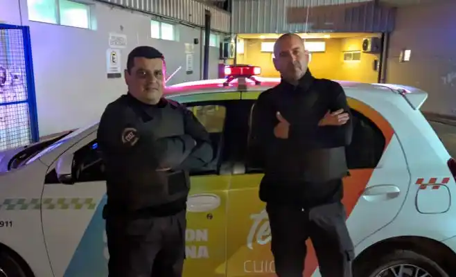 Los agentes Fleitas y Veiga del COZ de Zárate salvaron la vida de la pequeña. FOTO: Enlace Crítico.