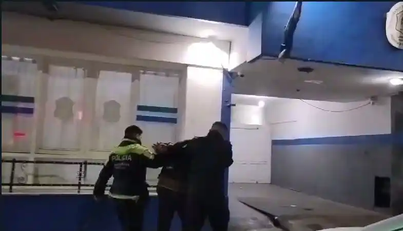 El hombre fue visto por un transeúnte que llamó al 911.