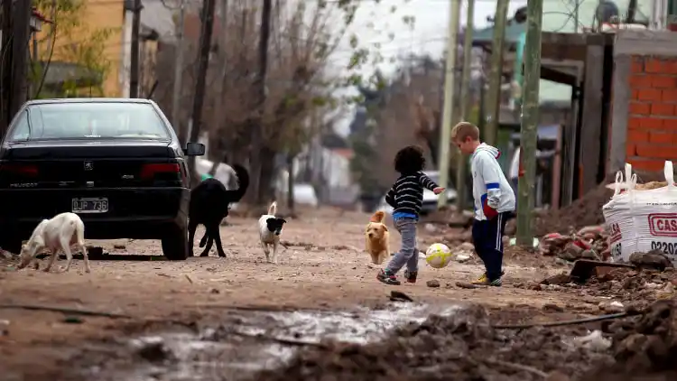 Por la crisis, más de la mitad de los niños argentinos son pobres