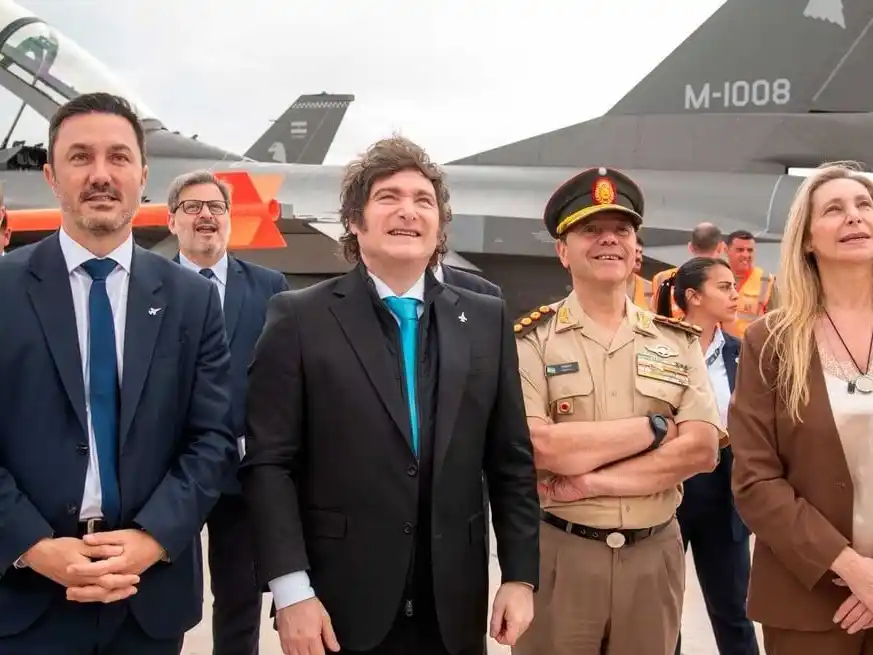 Petri, Milei y su sucesor Carlos Pestri en la recepción de los aviones F-16.