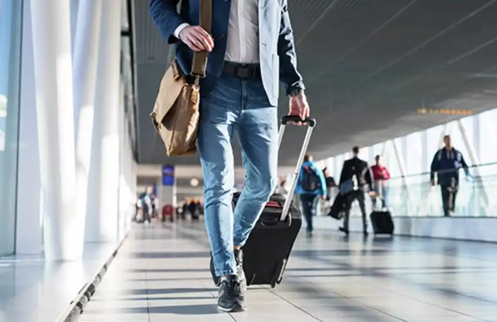 Mientras la clase media "está muy apretada y viaja menos", crece el turismo al exterior