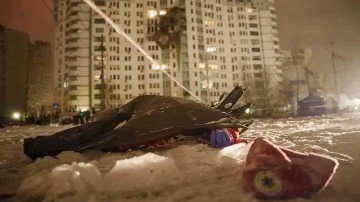 El cuerpo de un paramédico yace en la calle tras el ataque de Rusia, en Kiev