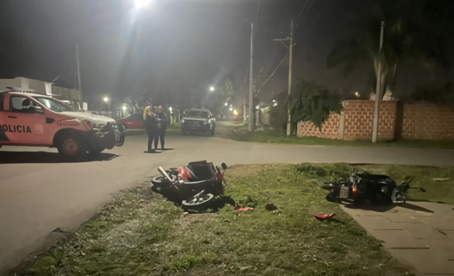 Chocaron dos motos en Javier Rivero y Güemes: tres jóvenes hospitalizados