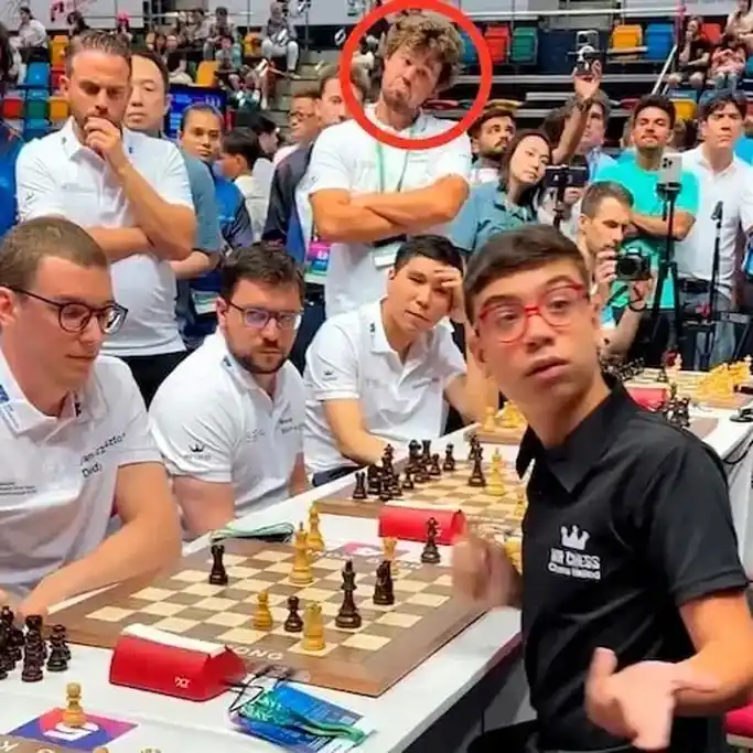 Magnus Carlsen quedó cautivado por el juego del argentino Faustino Oro y sus reacciones por la partida con el polaco Duda se volvieron virales; también la presenciaron los grandes maestros Máxime Vachier-Lagrave, Wesley So (sentados) y Vidit Gujrathi (detrás del noruego).