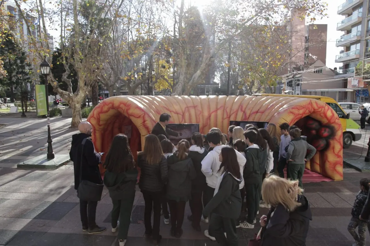 Concientizaron sobre el cáncer con un colon gigante en una plaza de Quilmes