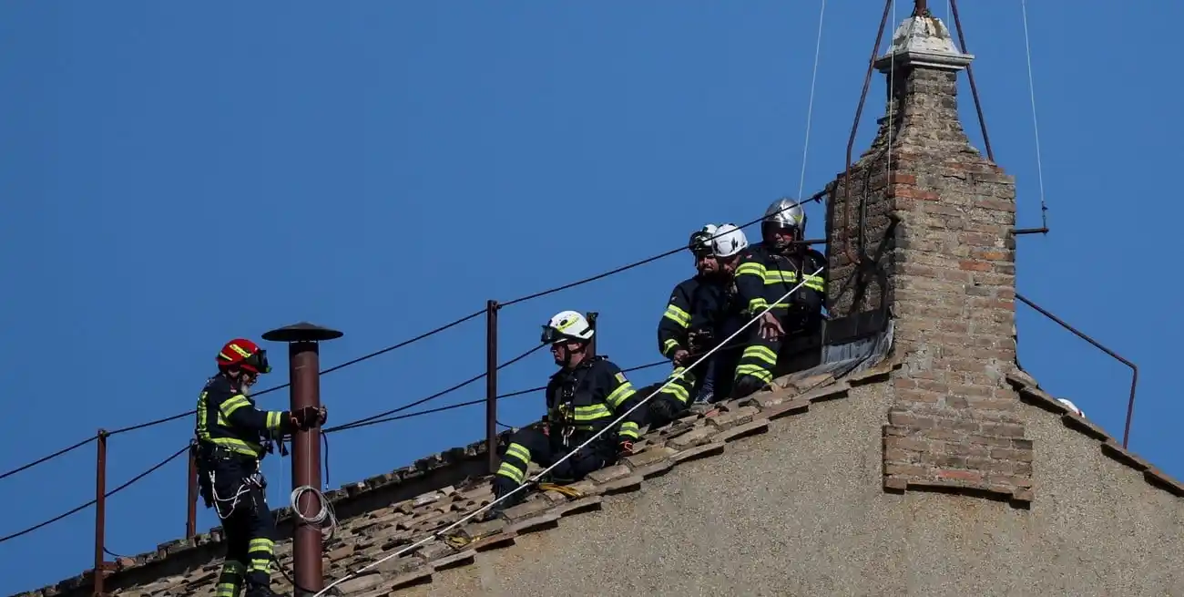 El Vaticano instala la chimenea para anunciar la elección del nuevo papa. Crédito: Reuters.